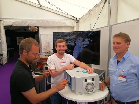 Wie messen Rennyachten des Volvo Ocean Race ozeanographische Daten und die Verteilung von Mikroplastik om Ozean? Dies Frage beantworteten gestern Dr. Stefan Raimund (SubCTech), Dr. Sören Gutekunst (Ozean der Zukunft) und Dr. Toste Tanhua (GEOMAR) im Zelt "kieler und live". Am Freitag stellt sich das Projekt noch einmal beim Open Ship auf FS ALKOR vor. Foto: Frederike Tirre