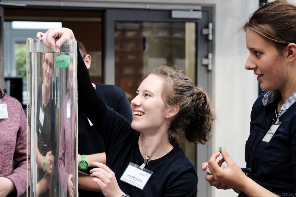 Schülerinnen und Schüler der GEOMAR-Schulprogramme demonstrierten, warum Plankton im Wasser schwebt.