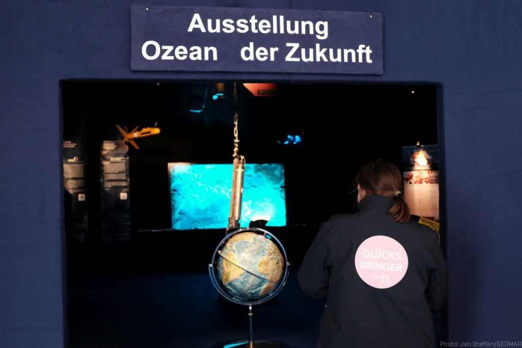 Im Zelt des Landes Schleswig-Holstein: Erst Infos zu Land und Leuten, dann Abtauchen in den Ozean.