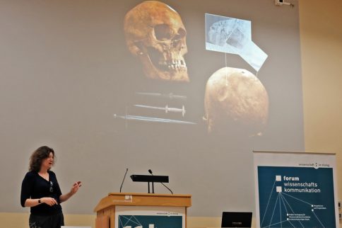 Wissenschaft, die in die Vergangenheit führt. Prof. Dr. Turi King von der University of Leicester beschrieb die Entdeckung des Grabes von Richard III. und den darauf folgenden Medienrummel. Siehe auch Link zum Artikel "Zurück zu den Wurzeln" Foto: Jan Steffen