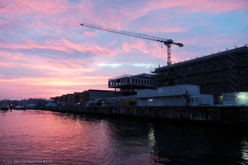 Ein kalter Morgen hat auich seine schönen Seiten: Sonnenaufgang über dem Seefischmarktgelände in Kiel. Foto: Jan Steffen