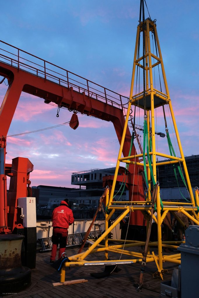 Noch steht das neue CoastSens-Gestell auf dem Achterdeck der ALKOR. Foto: Jan Steffen