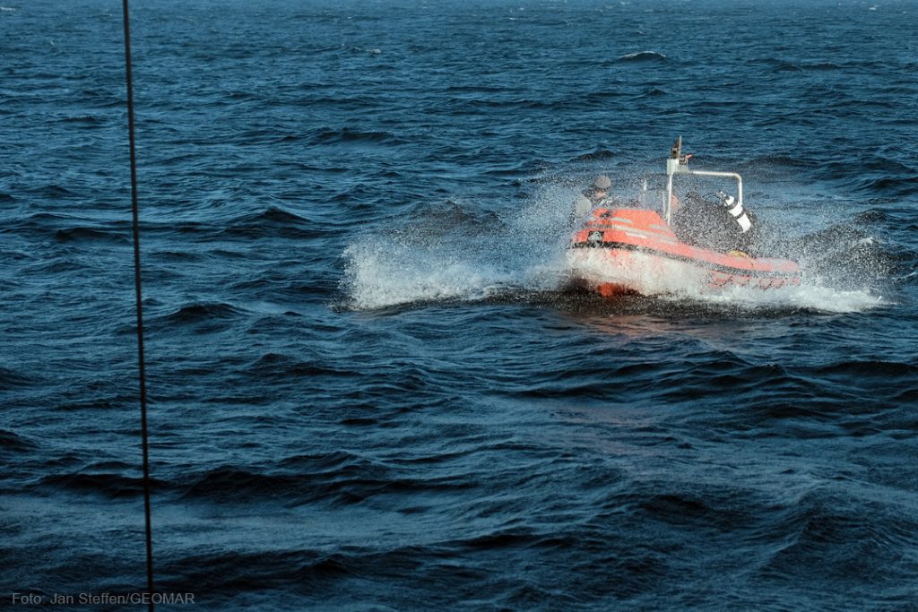 Für das Beiboot der ALKOR ist die See rau. Foto: Jan Steffen