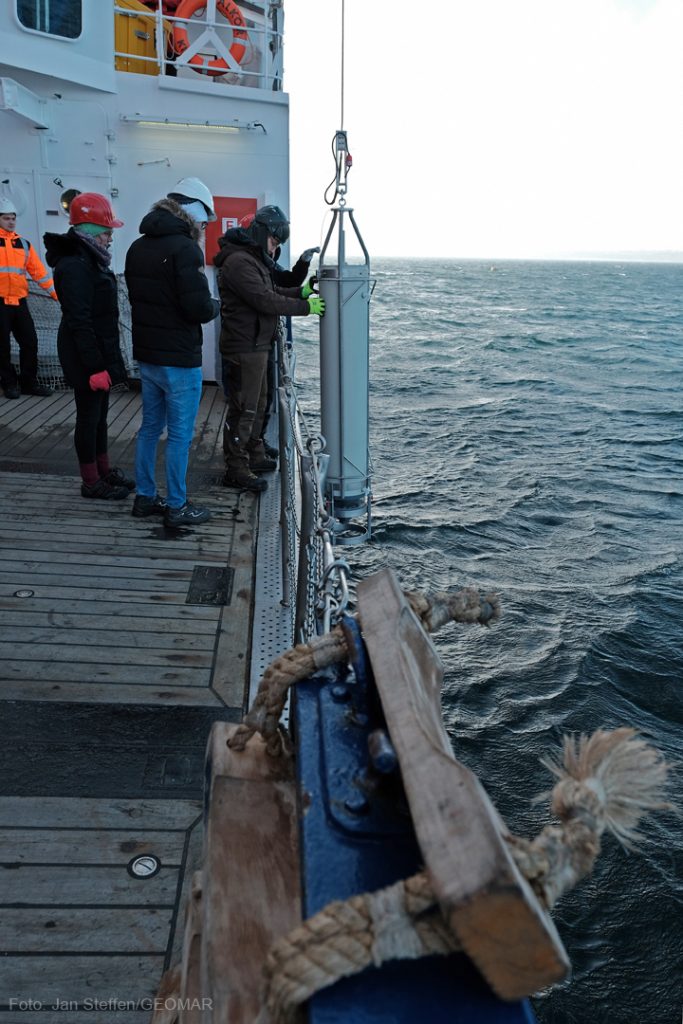 Die Aktion verlief so reibungslos, dass noch Zeit für einen gerätetest bleibt. Der "SnowCatcher" soll später im Atlantik Marinen Schnee einfangen. Foto: Jan Steffen/GEOMAR