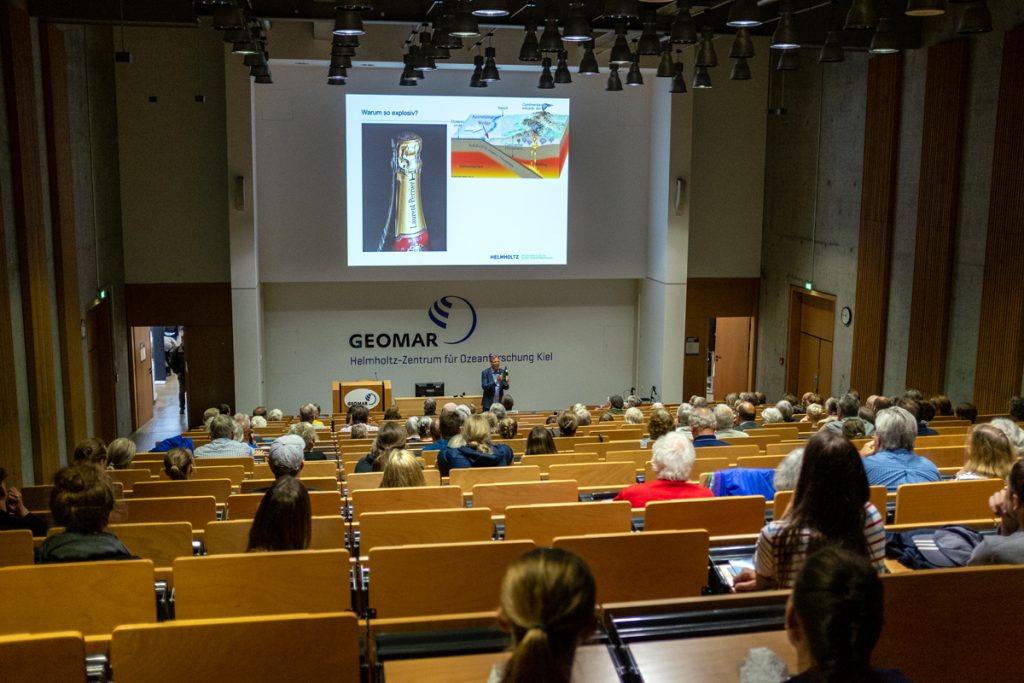 Auch in den Hörsaal zieht es viele interessierte Besucherinnen und Besucher. Foto: Jan Steffen/GEOMAR