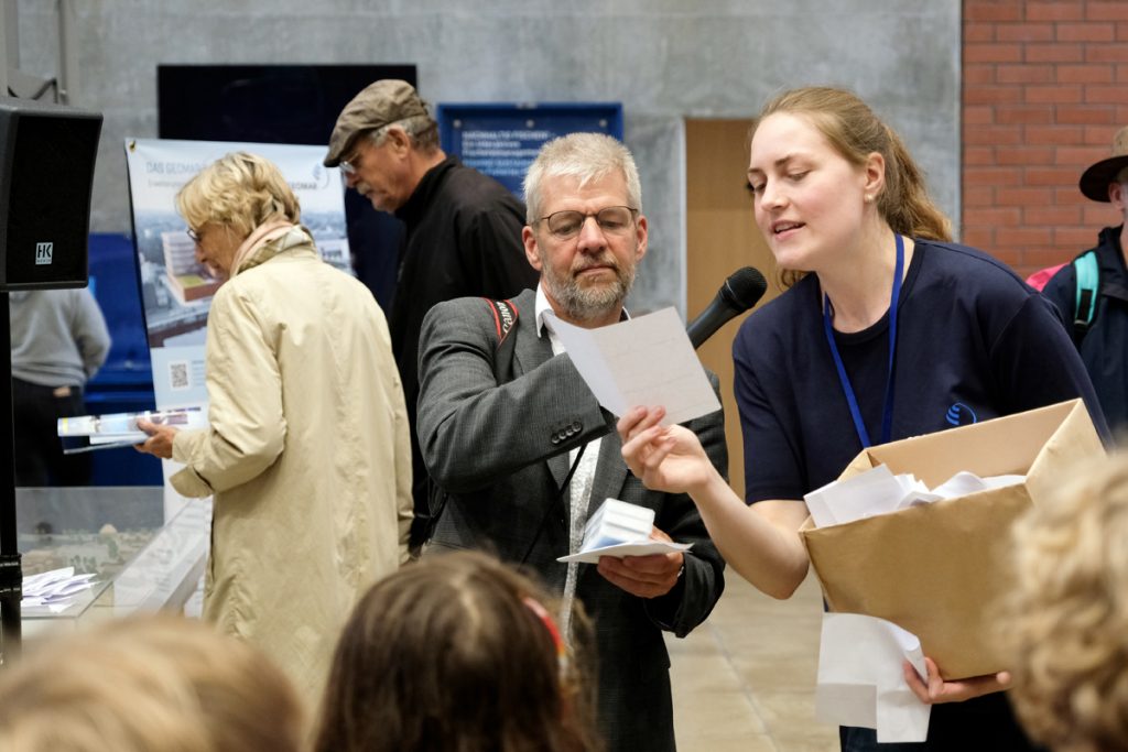 Die Gewinner der Verlosung werden bekannt gegeben. Foto: Jan Steffen/GEOMAR