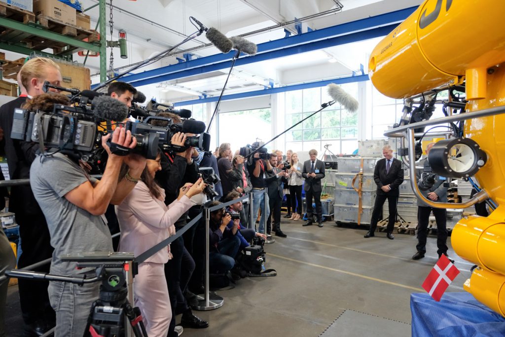 Die Presse verfolgt den Besuch aufmerksam. Foto: Nikolas Linke/GEOMAR