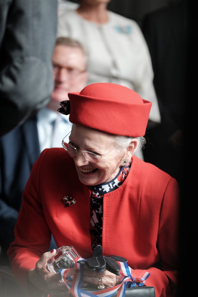 Margrethe II. freut sich über ihr Geschenk. Foto: Niklas Linke/GEOMAR