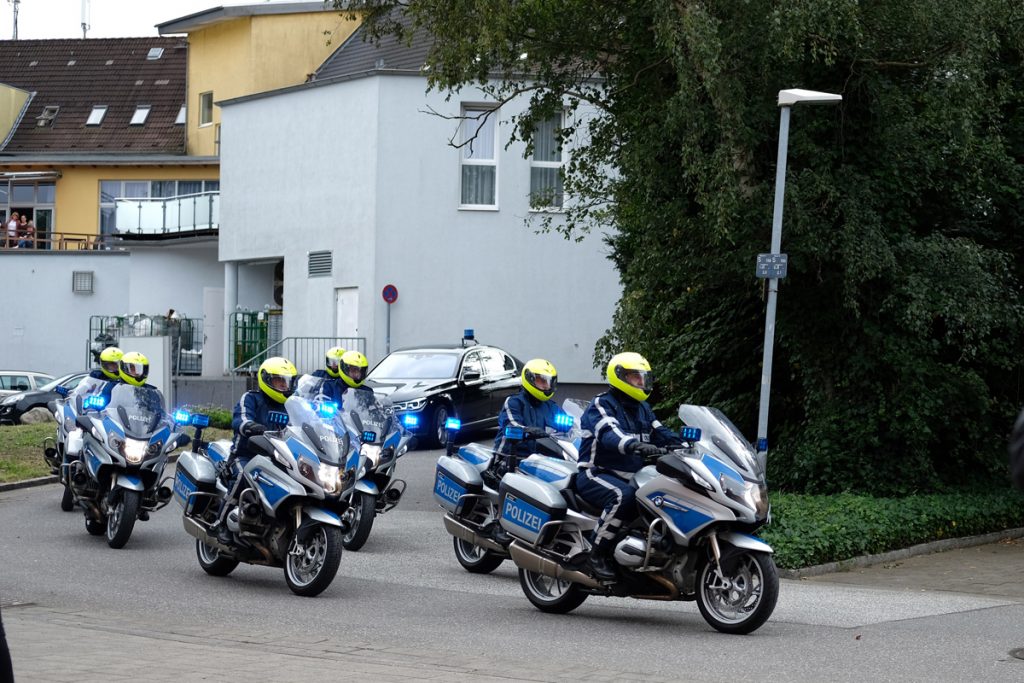 Die Polizeikolonne bei ihrer Ankunft. Fotos: Nikolas Linke/GEOMAR