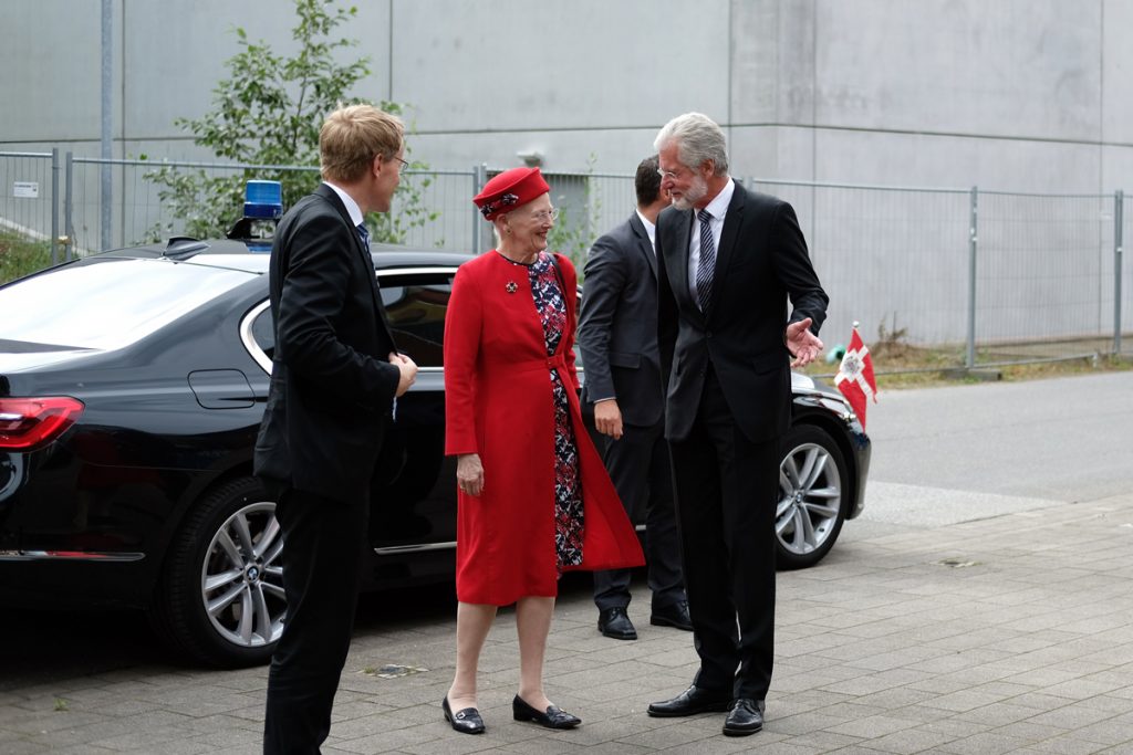 Prof. Dr. Herzig begrüßt Margrethe II. und den schleswig-holsteinischen Ministerpräsidenten Daniel Günther. Foto: Nikolas Linke/GEOMAR