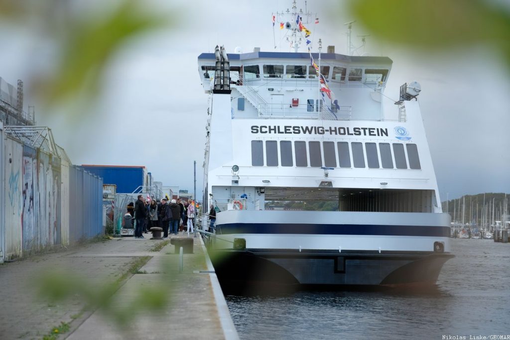 Die Bürgerdelegation verlässt die SCHLESWIG-HOLSTEIN. Foto: Nikolas Linke/GEOMAR