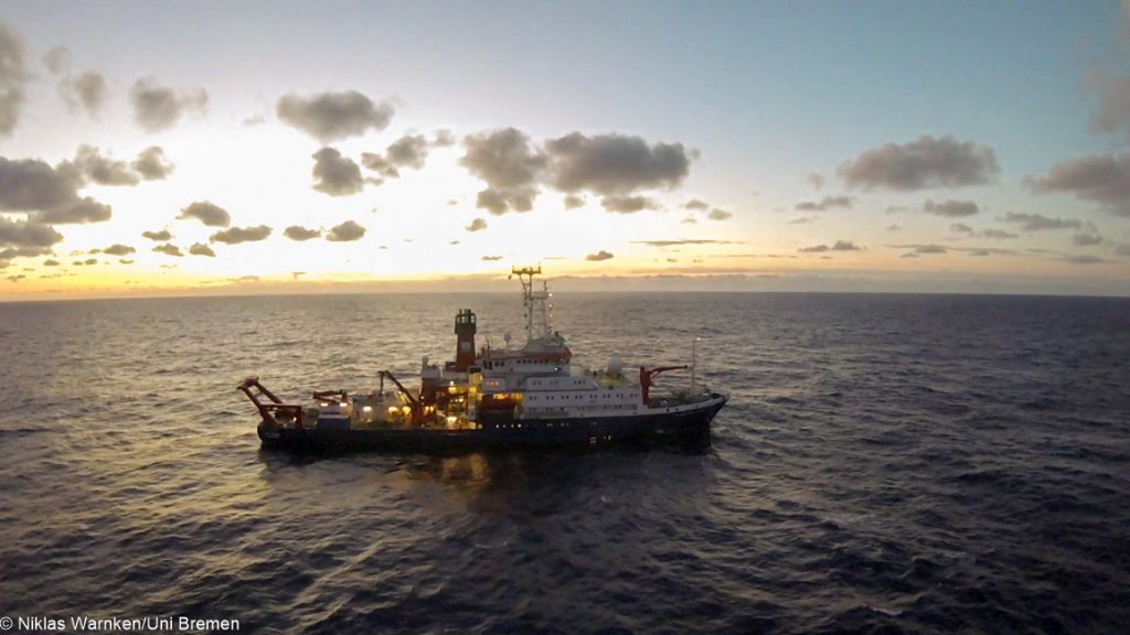 Das Forschungsschiff METEOR im zentralen Nordatlantik / The research vessel METEOR in the central North Atlantic. Photo: Niklas Warnken/Uni Bremen