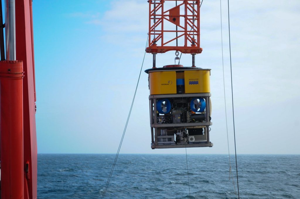 ROV KIEL 6000 am A-Rahmen-Kran des Forschungsschiffs SONNE. Foto: Mia Schumacher/GEOMAR