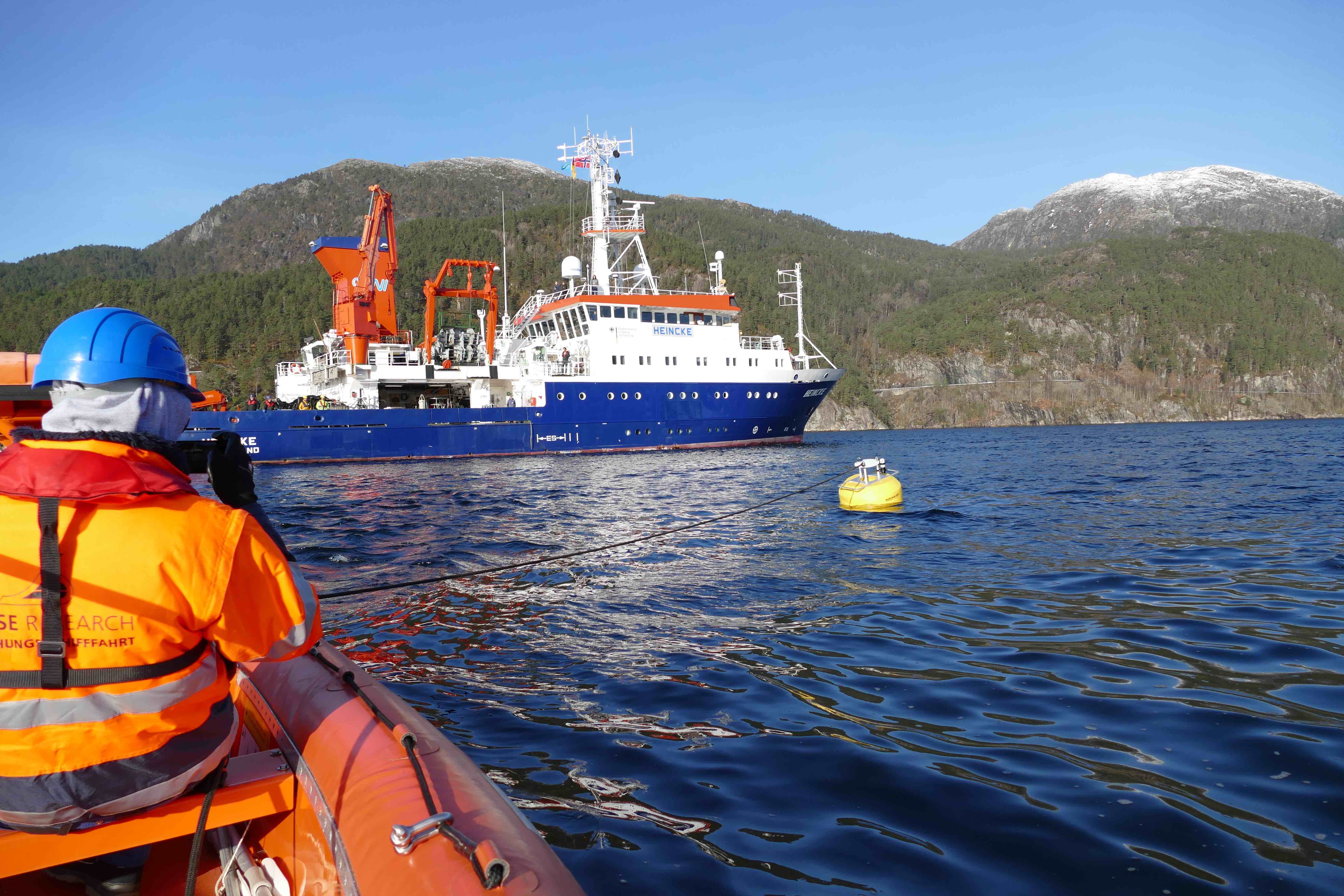 Die Heincke im Masfjord beim Bergen einer Verankerung des WireWalker mit einer profilierenden CPICS-Kamera des HZG. Foto: Saskia Rühl