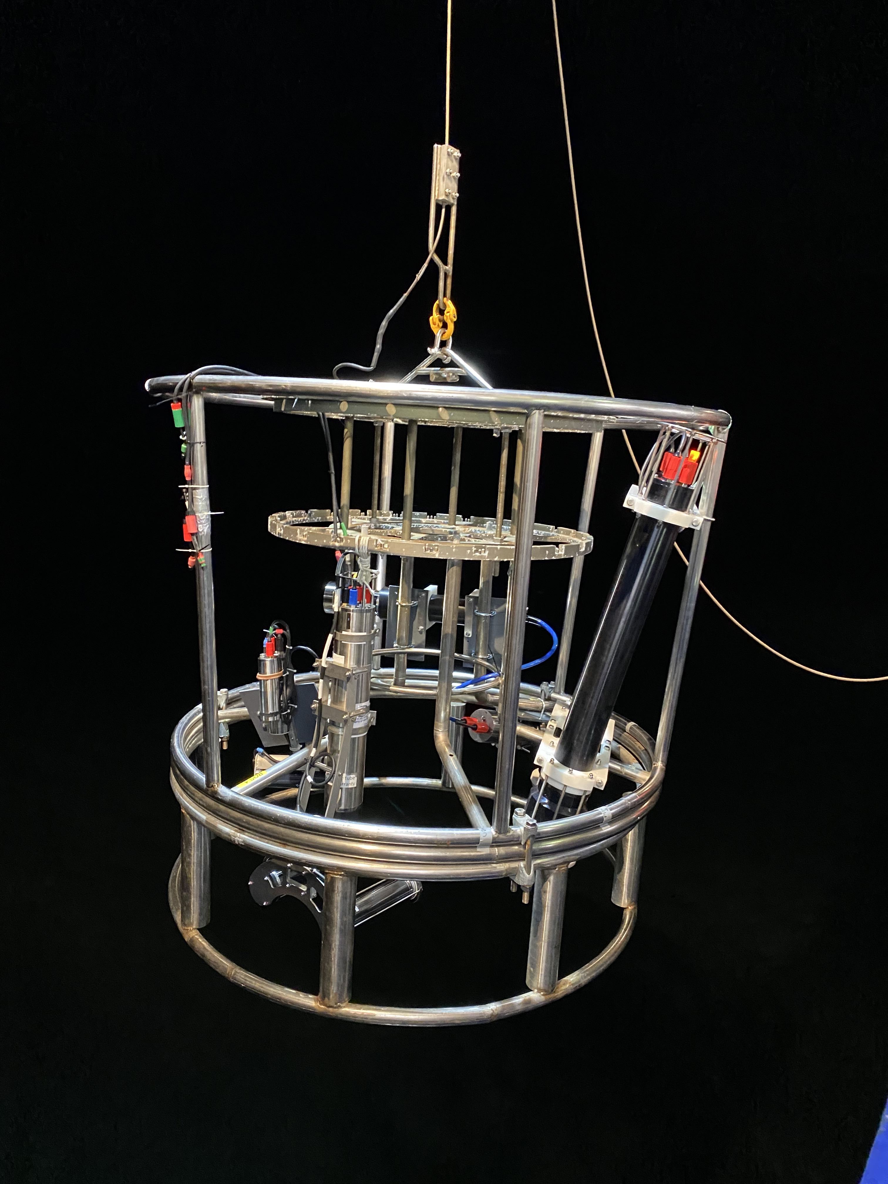 Eine große CTD-Rosette wurde zur „Bio-Optical Platform“ ausgerüstet und dient als gemeinsamer Träger für alle Kamerasysteme. Foto: Laetitia Drago