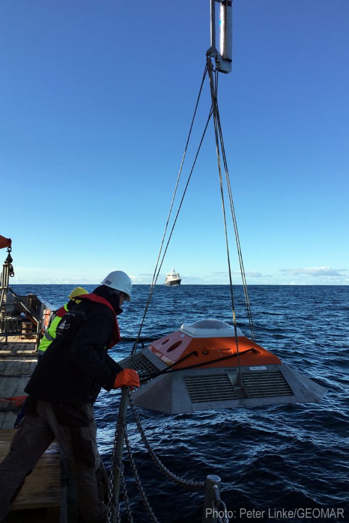 Der Lander wird ausgesetzt. Photo: Peter Linke/GEOMAR