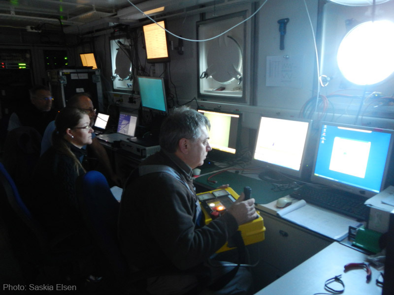 Die Kommandozentrale im Trockenlabor der FS Poseidon. Von hier aus wird der Tauchgang überwacht und gesteuert. Photo: Saskia Elsen