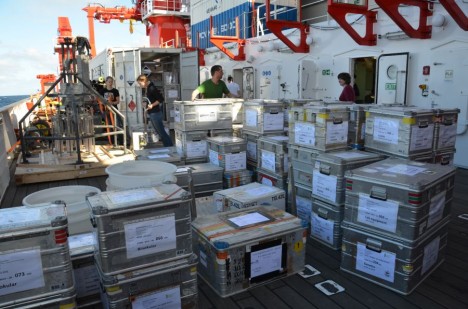 Auspacken des Containers/Unpacking of a Container. ©Thomas Walter