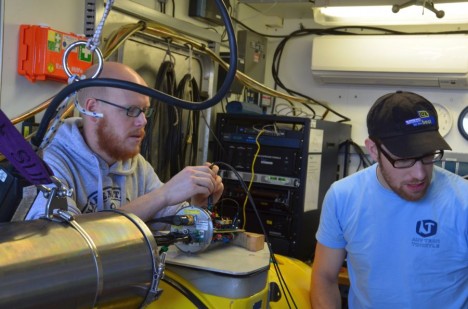 AUV Techniker Emanuel Wenzlaff und Lars Triebe bei Wartungsarbeiten / AUV Engineer performing service ©Thomas Walter