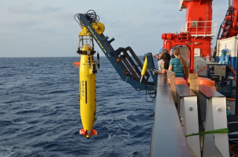 Der AUV ist bereit für seine erste Fahrt auf der Reise (Bild 2) / The AUV is going down for the first time on this cruise (Fig. 2). ©Thomas Walter