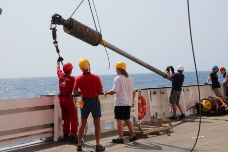 Das Schwerelot kommt an Bord (Bild 3) / The Gravity Corer is coming back to the deck (Fig. 3). ©Alex Jeuck