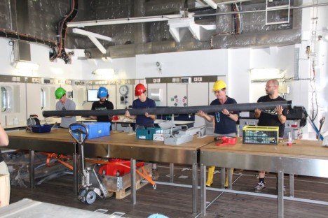 Es geht direkt an die Arbeit im Hangar, um alle 20-25 cm Porenwasser aus dem Sediment zu entnehmen (Bild 4) / Working starts right away at the Hangar. Every 20-25 cm pore water from the sediment will be collected (Fig. 4). ©Alex Jeuck
