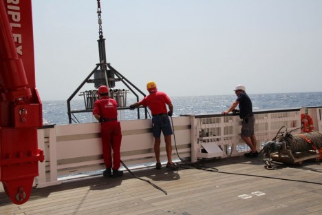 Der erste MUC macht sich auf den Weg in die Tiefe (Bild 5) / The first MUC is getting on its journey to the deep (Fig. 5). ©Alex Jeuck