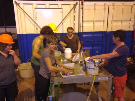 Waschen der Probe / Sieving the sample. ©Marina Malyutina