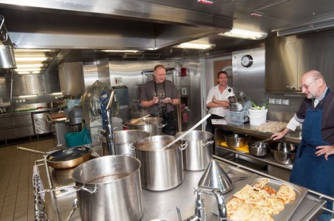 Die Kombüse von FS SONNE mit Chefsteward René Lemm und Koch Willi Wieden (mitte und rechts) / The Galley of FS SONNE with first steward René Lemm (mid) and cook Willi Wieden (right). ©Torben Riehl