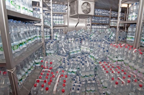 Der sorgfältig gestapelte Wasservorrat ist vom Seegang durcheinander geraten / The carefully stowed away drinking-water supplies got “disarranged” by the rocky sea. ©Torben Riehl