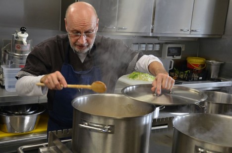 Willi Wieden, der Koch des Tiefseeforschungsschiffes Sonne, kontrolliert das Sauerkraut / Willi Wieden, the cook on the deep-sea RV SONNE, preparing Sauerkraut. ©Thomas Walter