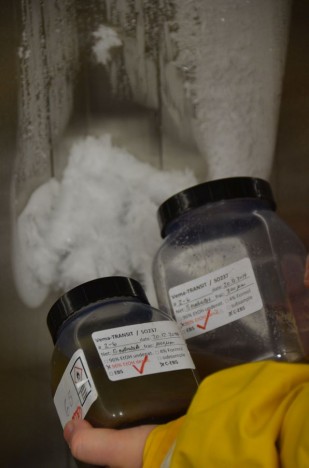 Kautexbehälter der ersten Proben von Station 2-6 in -20 °C / Sample jars from the first sledge deployment, station 2-6 in -20 °C. ©Thomas Walter