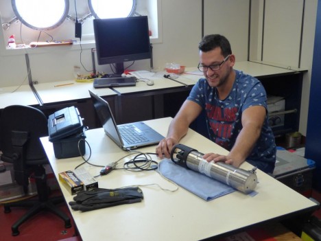 Der Wissenschaftler Dominik Palgan programmiert das MAR vor dem Einsatz / Scientist Dominik Palgan programming the MAPR before deployment. ©Khalhela Zoeller