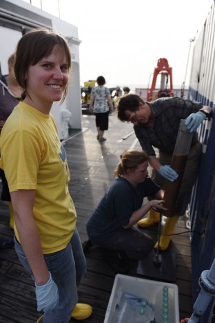 Protozoologen und ihr Sedimentkern / Protistologists and their sediment core. ©Ivan Voltski