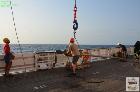 Das Schwerelot wird über die Bordwand gehievt / Gravity corer is lowered over the side of the ship. ©Thomas Walter