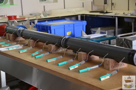 Herausziehen des Porenwasser mittels Spritzen/ Extracting porewater with syringes. ©Thomas Walter