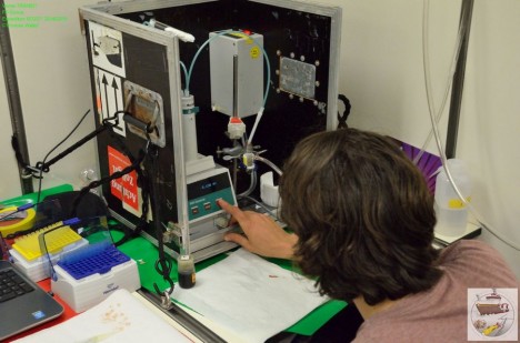 Ich an der Titrations-Einheit/ Me at the titration unit. ©Thomas Walter