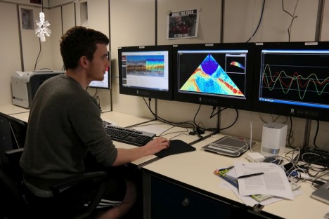 Dirk überprüft die Einstellungen am Multibeam. / Dirk is checking the runtime parameters of the multibeam system. ©Nico Augustin