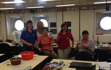 Bereit die nächste Probe zu sortieren. Von Links nach Rechts: Katrin Linse, Angelika Brandt, Marina Malyutina, Inma Frutos & Gudrun Schulze. / Ready to sort the next sample. From left to the right: Katrin Linse, Angelika Brandt, Marina Malyutina, Inma Frutos & Gudrun Schulze. ©Marina Malyutina