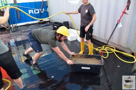 Simon schiebt den Schlamm / Simon and the giant mud tub.