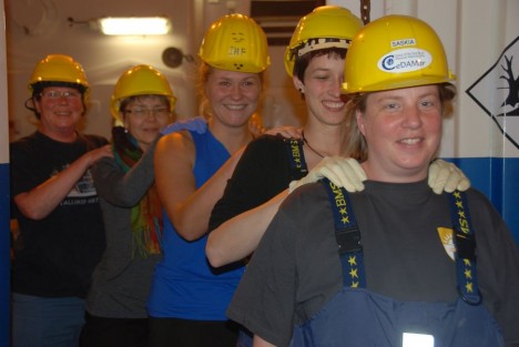 Group shoulders massage before the EBS samples sieving / Vor dem Sieben der EBS Proben: Gruppenmassage. ©Inma Frutos