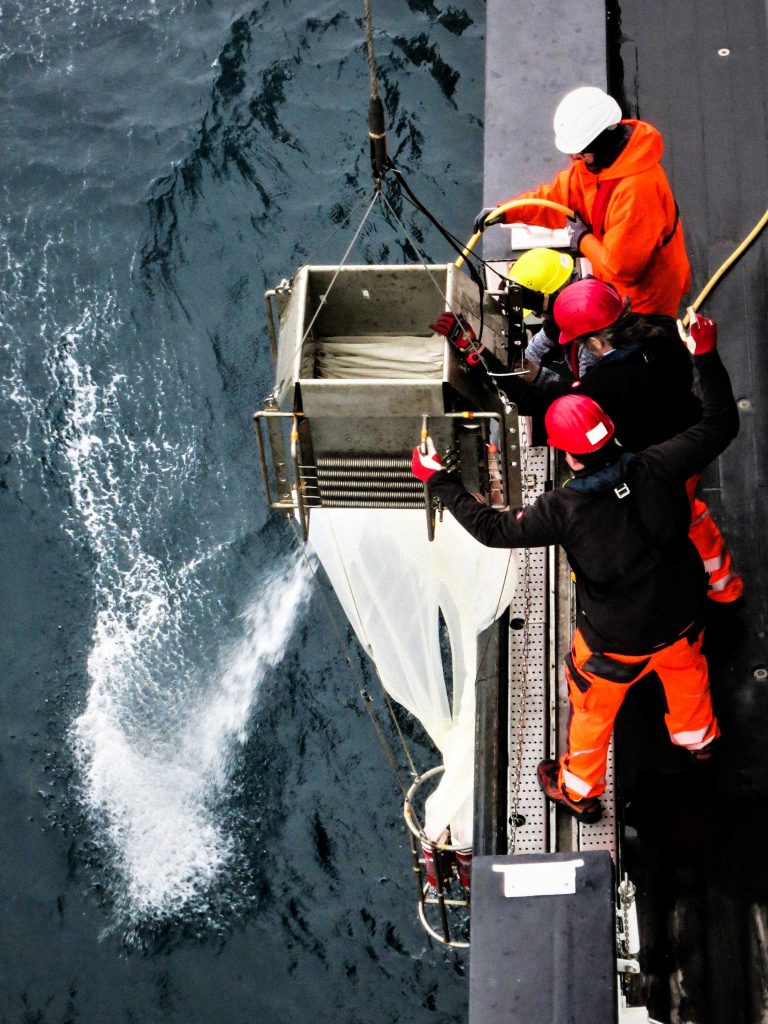 Crew and scientists heave the Multinet out of the water. Photo: Jessica Volz, Editing: Steffen Niemann