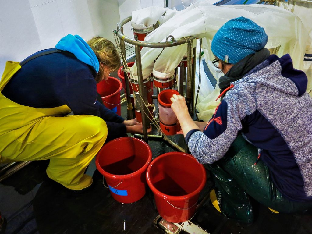 The containers with the water samples are removed from the multinet. Photo: Jessica Volz, Editing: Steffen Niemann