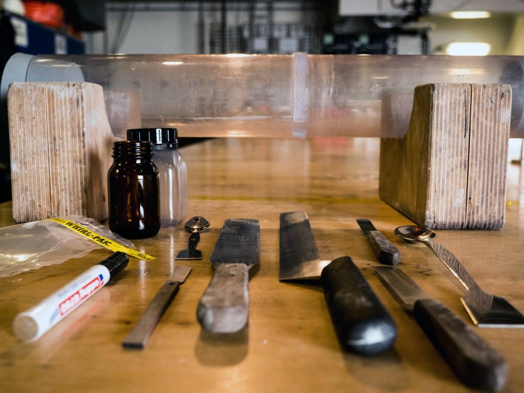 Various tools for processing the sediment samples. Photo: Steffen Niemann