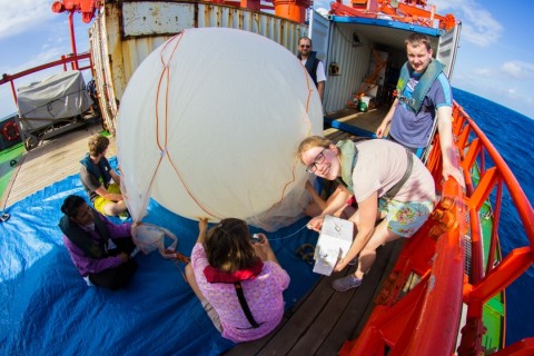 Preparation of the ozone sonde. Photo: Matthias Krüger