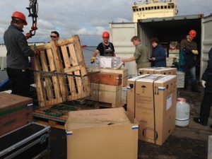 Jedes Packstück wird genau geprüft. Foto: H. Kassens, GEOMAR