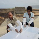 ... mounting the sampling boxes (Photos: Mirja Dunker, GEOMAR)