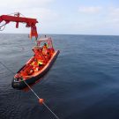 Schlauchbbot wird zu Wasser gelassen - Deployment of the dinghy ©Carlos Barerra