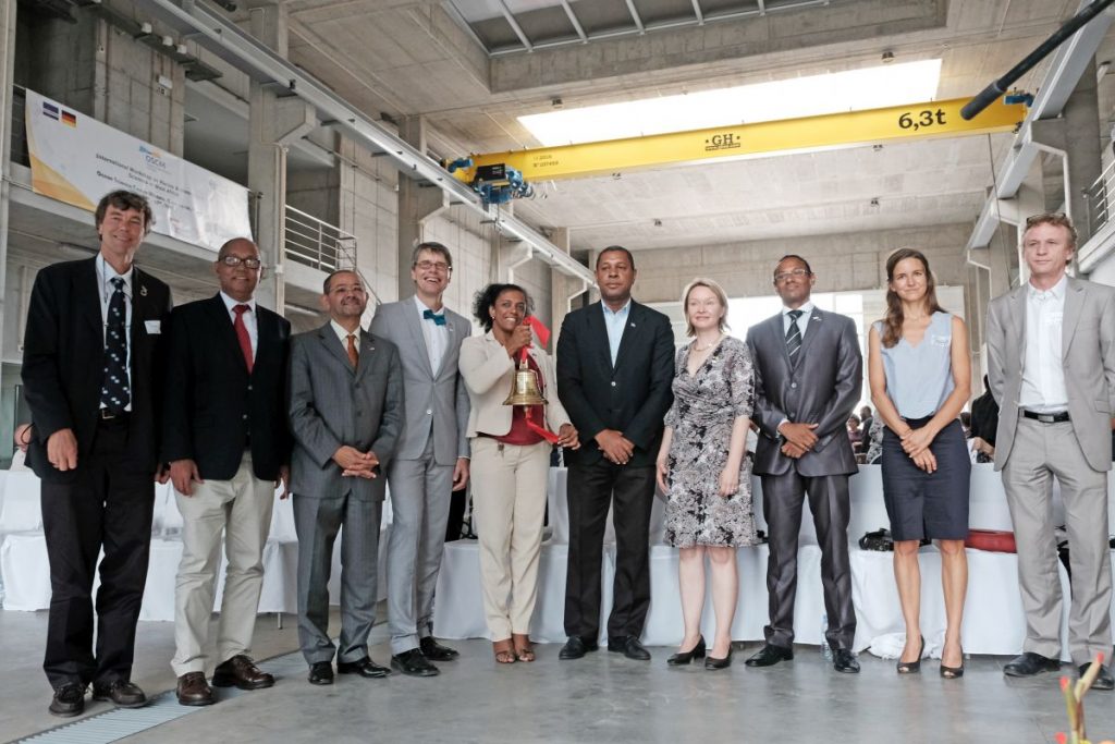 Opened the OSCM for scientific operation (from left to right): Prof. Dr. Martin Visbeck (GEOMAR), Carlos Évora Rocha (National Director of Maritime Economy of the Republic of Cabo Verde), Pedro Gregorió Lopes Filho (architect), Prof. Dr. Arne Körtzinger (GEOMAR), Dr. Osvaldina Silva (President of the INDP), Augusto Neves (Mayor of São Vicente), Cordula Zenk (GEOMAR), Carlos Santos (Honorary Consul of Germany), Dr. Marie von Engelhardt (German Embassy in Dakar), Dr. Patrice Brehmer (IRD). Photo: Jan Steffen/GEOMAR