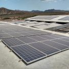 ... wo wir die Solarpanele sehen können, die einen großen Teil der Energieversorgung des OSCM abdecken. / ... where we can see the solar panels that supply the greatest part of the electricity needed  by the OSCM. (Photo: Cordula Zenk/GEOMAR)